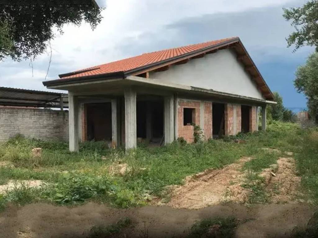 casa indipendente in vendita ad Alatri in zona Tecchiena