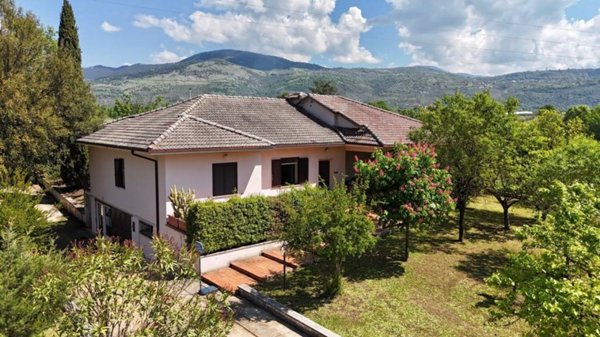 casa indipendente in vendita ad Alatri in zona Tecchiena