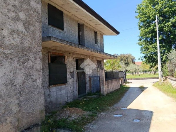 casa indipendente in vendita ad Alatri in zona Tecchiena