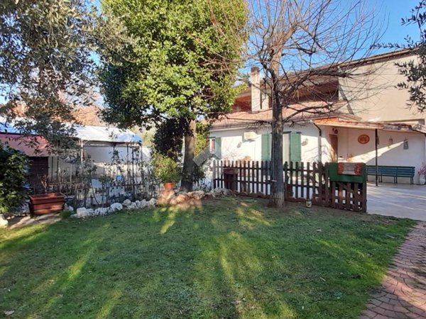 casa indipendente in vendita ad Alatri in zona Tecchiena