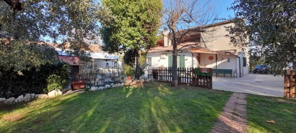 casa indipendente in vendita ad Alatri in zona Tecchiena