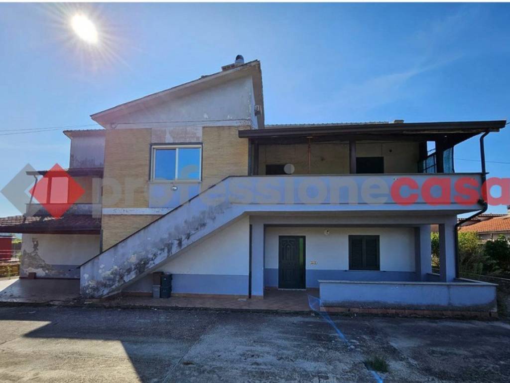 casa indipendente in vendita ad Alatri in zona Tecchiena
