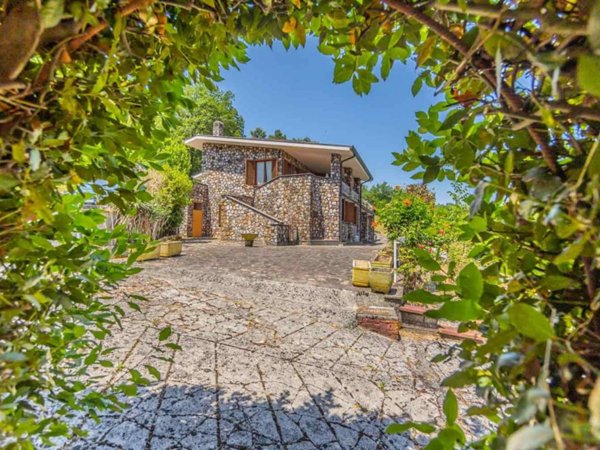 casa indipendente in vendita ad Alatri