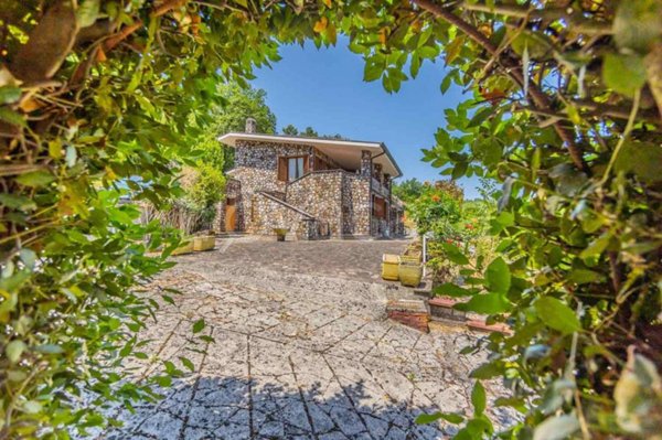 casa indipendente in vendita ad Alatri