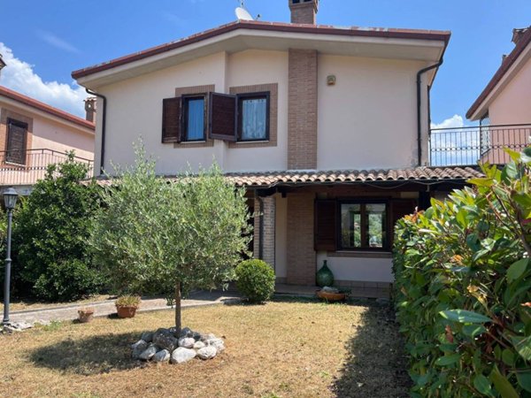 casa indipendente in vendita ad Alatri