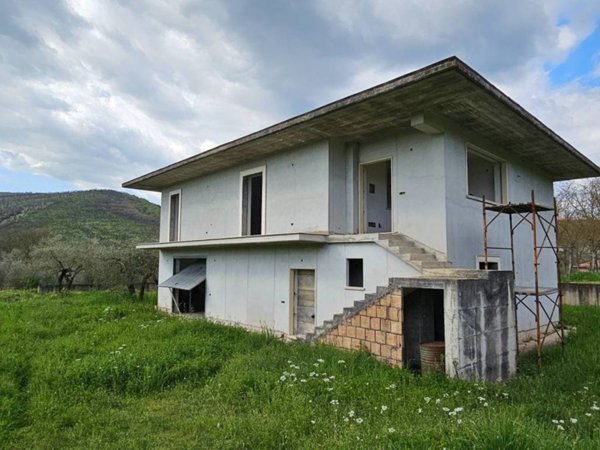 casa indipendente in vendita ad Alatri in zona Tecchiena