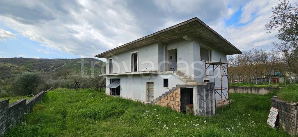 casa indipendente in vendita ad Alatri in zona Tecchiena