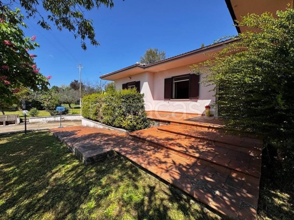 casa indipendente in vendita ad Alatri in zona Tecchiena