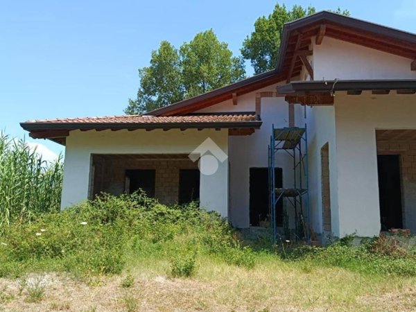 casa indipendente in vendita ad Alatri in zona Tecchiena