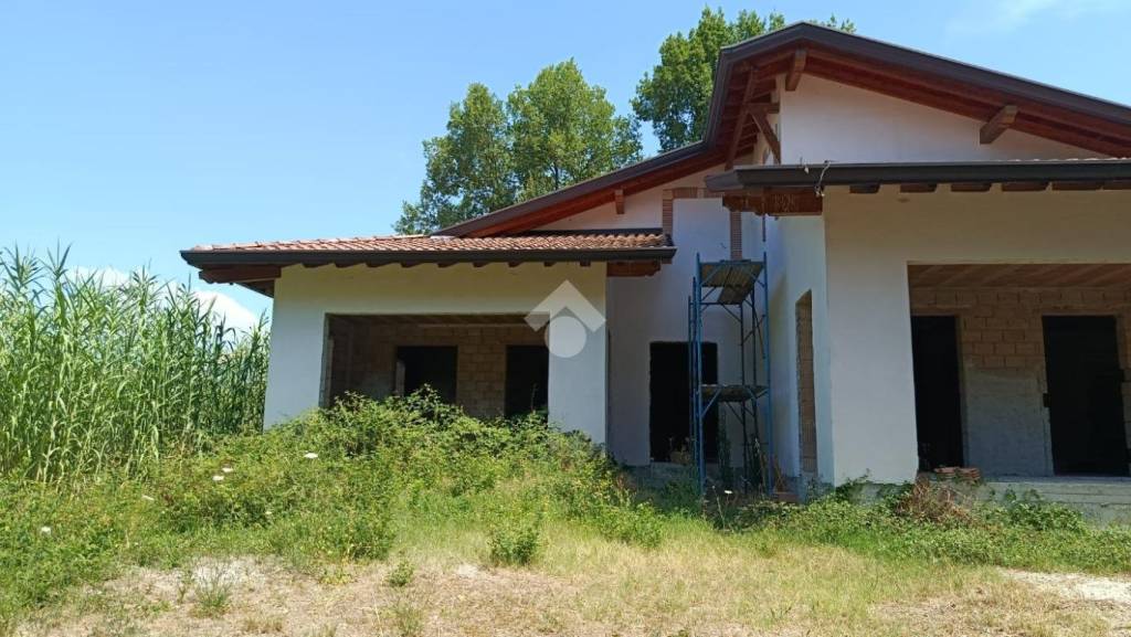 casa indipendente in vendita ad Alatri in zona Tecchiena