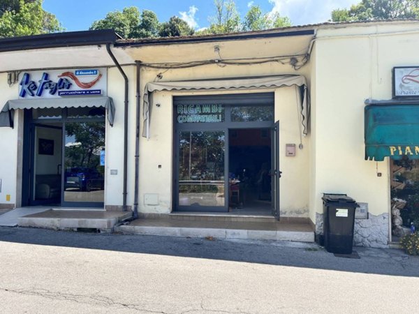 locale commerciale in vendita ad Alatri