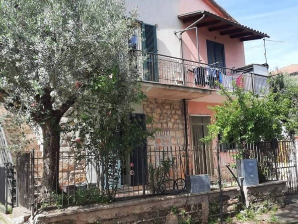 casa indipendente in vendita ad Alatri in zona Tecchiena