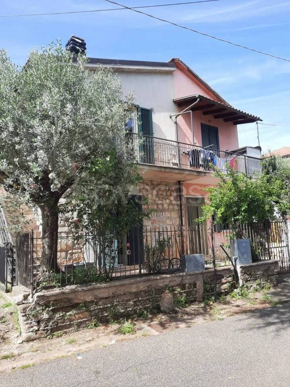 casa indipendente in vendita ad Alatri in zona Tecchiena