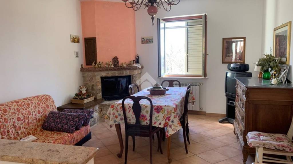 casa indipendente in vendita ad Alatri in zona Tecchiena