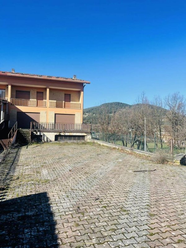 locale commerciale in vendita ad Alatri
