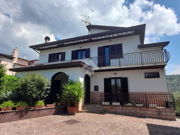 casa indipendente in vendita ad Alatri in zona Tecchiena