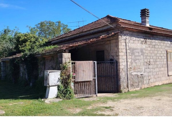 casa indipendente in vendita ad Alatri in zona Tecchiena