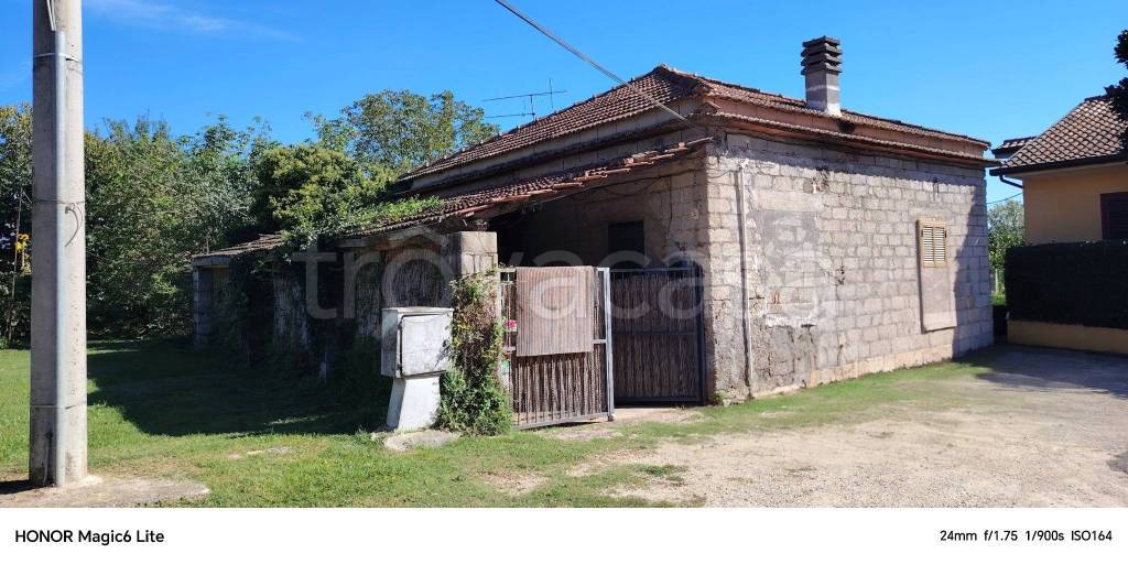 casa indipendente in vendita ad Alatri in zona Tecchiena
