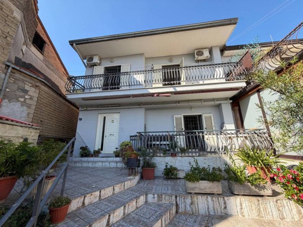 casa indipendente in vendita ad Alatri in zona Tecchiena
