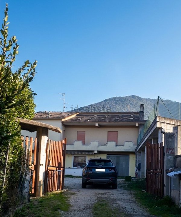 casa indipendente in vendita ad Alatri in zona Basciano