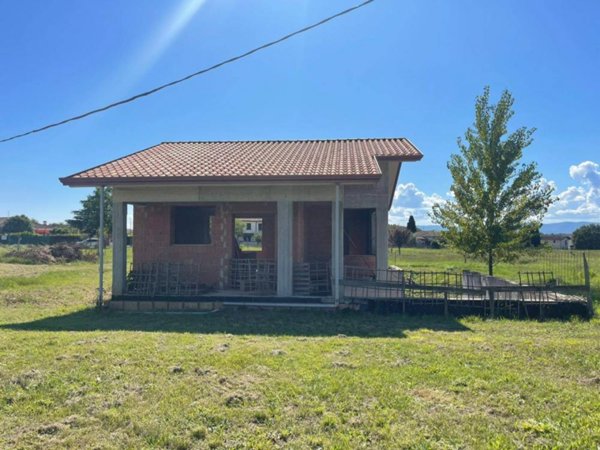 casa indipendente in vendita ad Alatri in zona Tecchiena