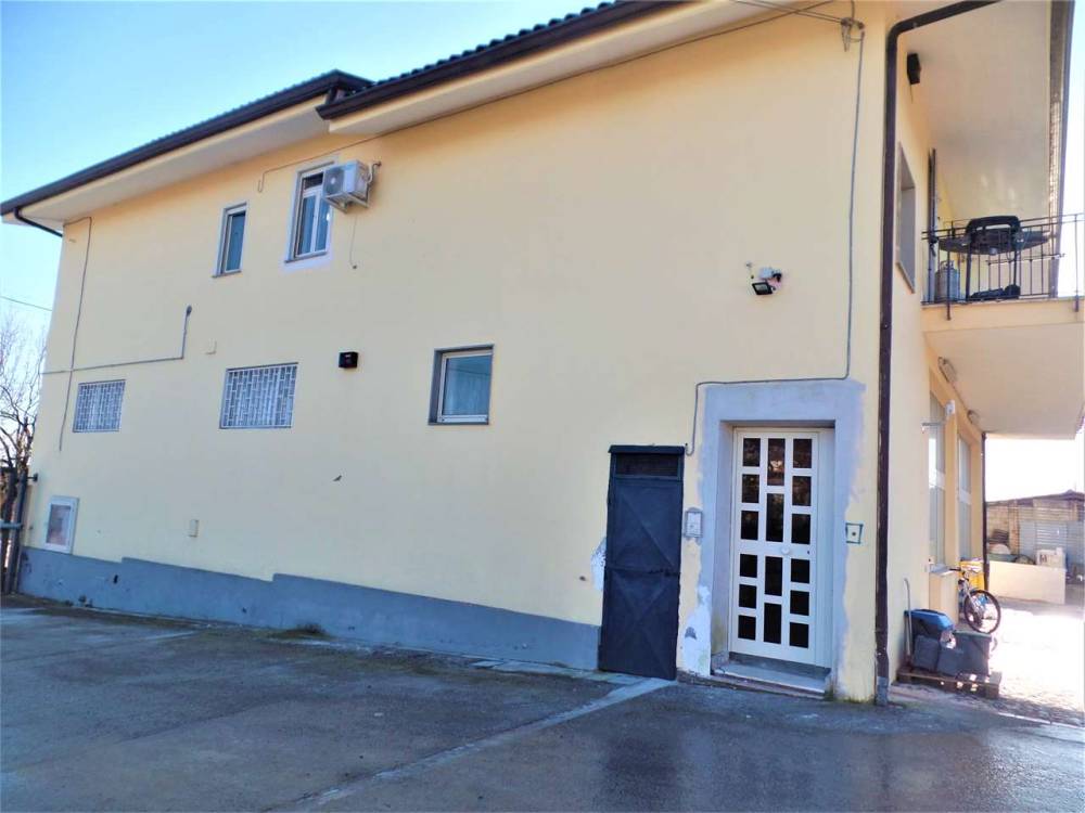 locale commerciale in vendita ad Alatri in zona Tecchiena