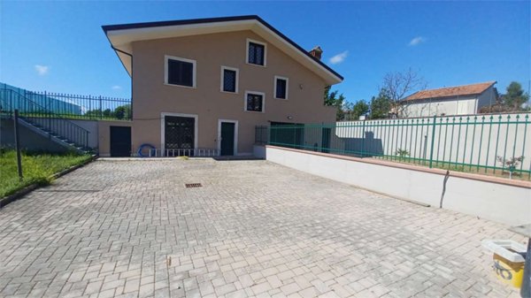 casa indipendente in vendita ad Alatri in zona Tecchiena