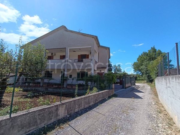 casa indipendente in vendita ad Alatri in zona Tecchiena
