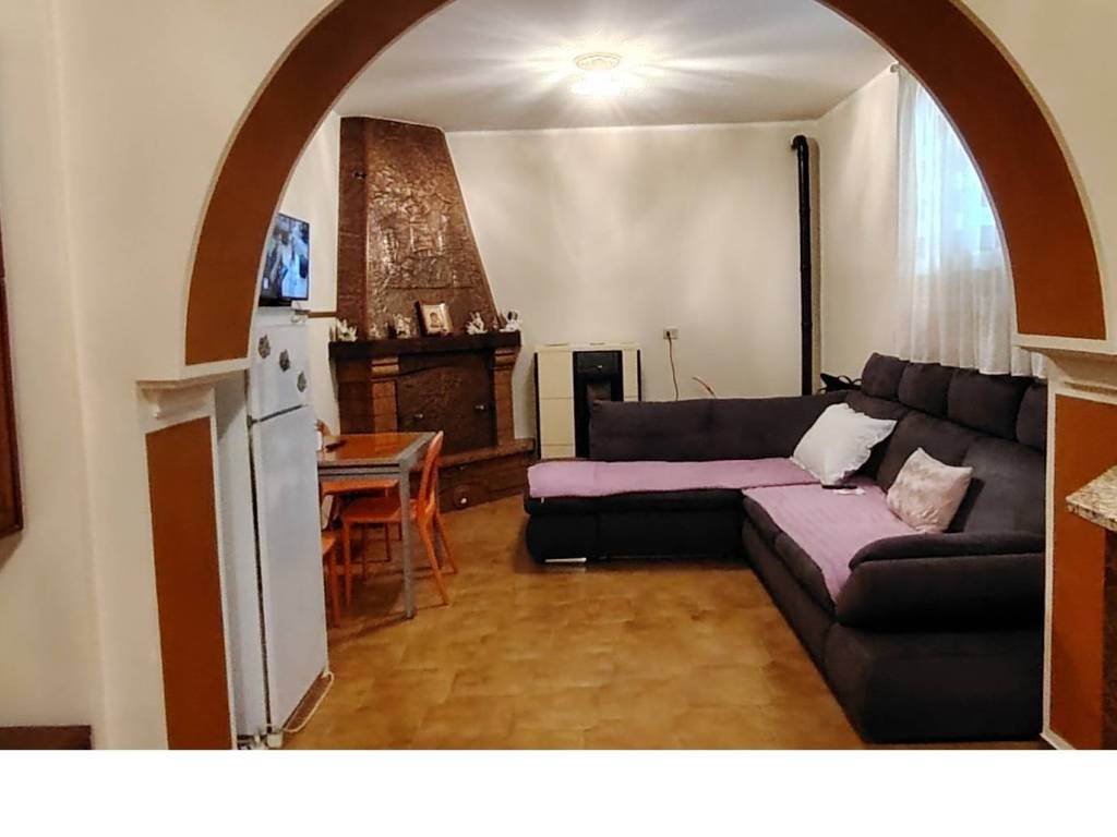 casa indipendente in vendita ad Alatri in zona Tecchiena