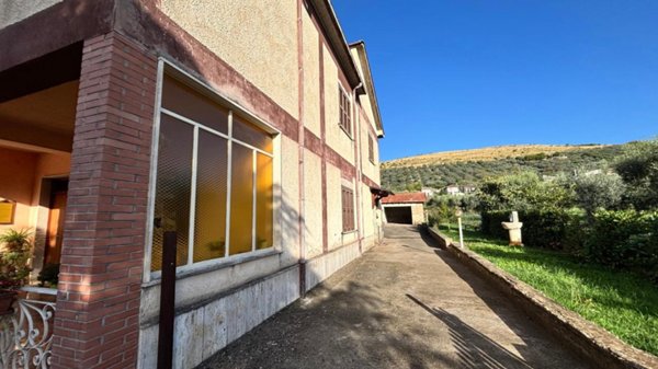 casa indipendente in vendita ad Alatri in zona Tecchiena