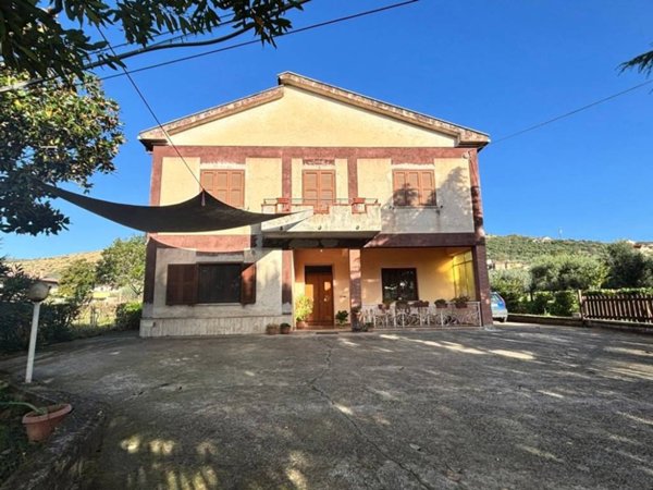 casa indipendente in vendita ad Alatri in zona Tecchiena