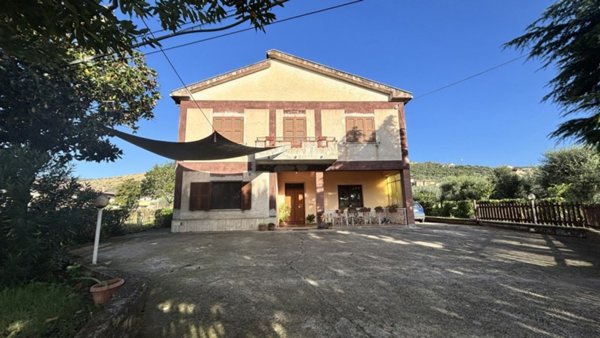 casa indipendente in vendita ad Alatri in zona Tecchiena