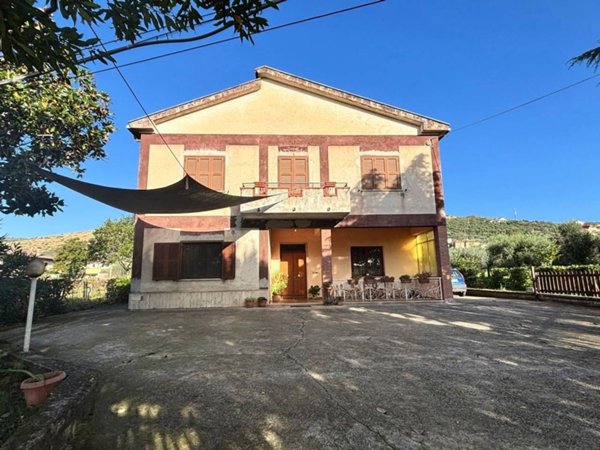 casa indipendente in vendita ad Alatri in zona Tecchiena