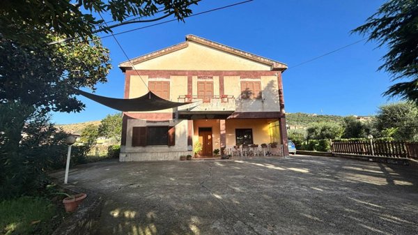 casa indipendente in vendita ad Alatri in zona Tecchiena