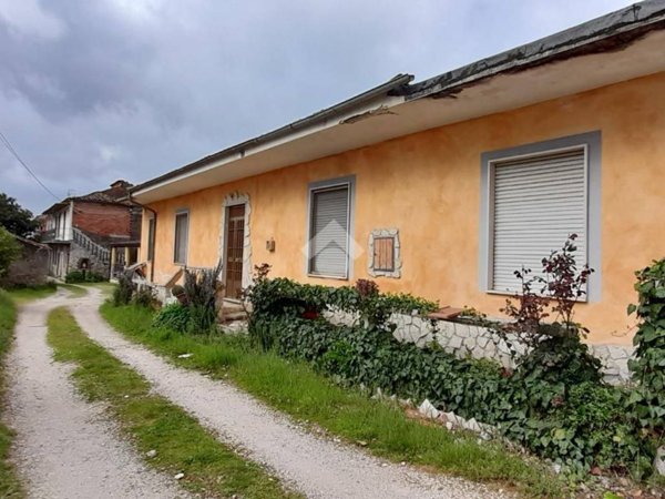 casa indipendente in vendita ad Alatri in zona Tecchiena