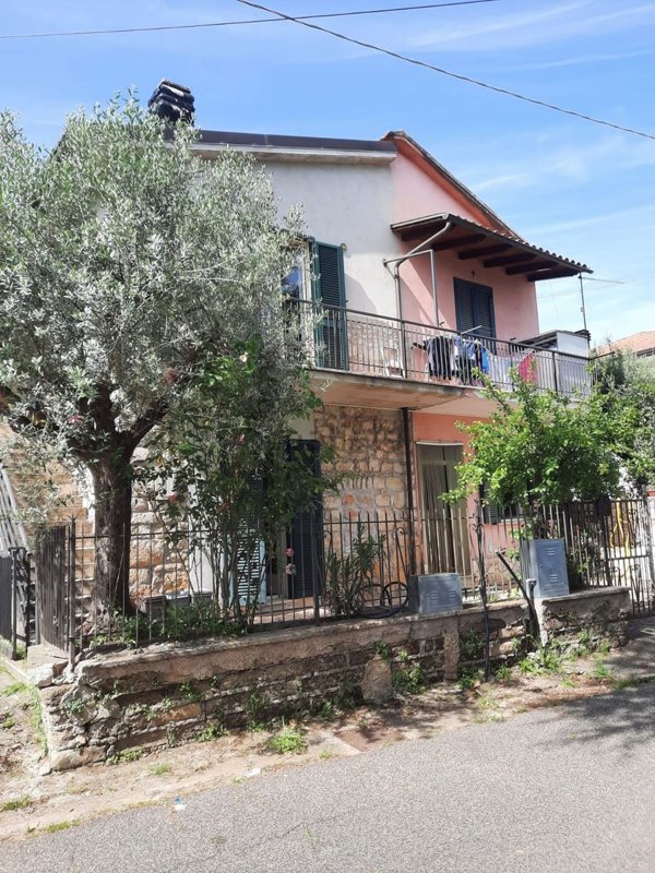 casa indipendente in vendita ad Alatri in zona Tecchiena