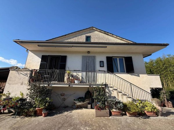 casa indipendente in vendita ad Alatri in zona Tecchiena