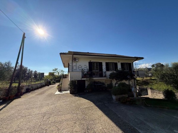 casa indipendente in vendita ad Alatri in zona Tecchiena