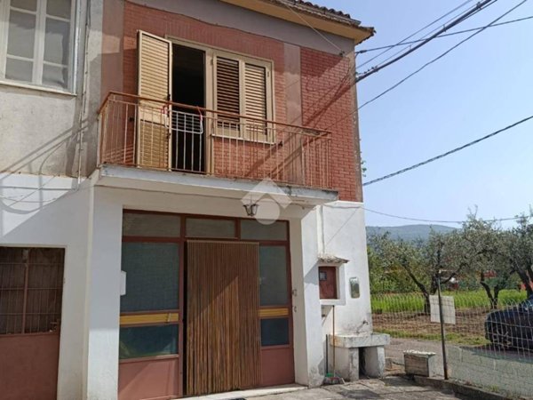casa indipendente in vendita ad Alatri in zona Tecchiena