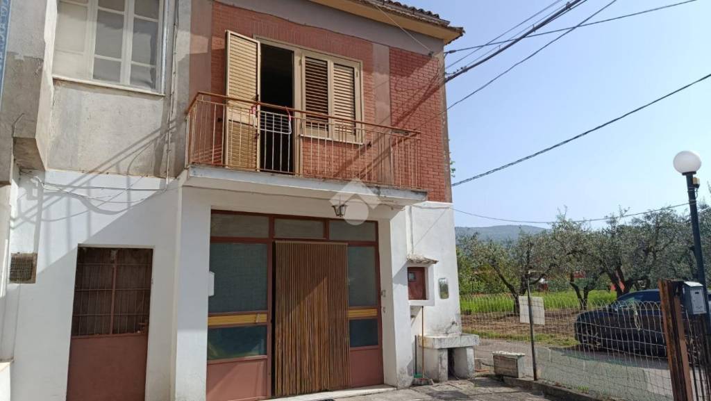 casa indipendente in vendita ad Alatri in zona Tecchiena