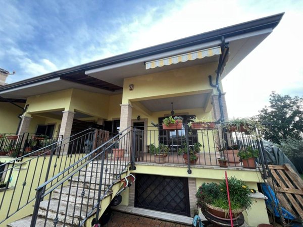 casa indipendente in vendita ad Alatri in zona Tecchiena