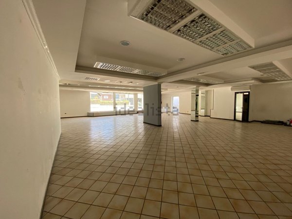 locale commerciale in vendita ad Alatri in zona Tecchiena