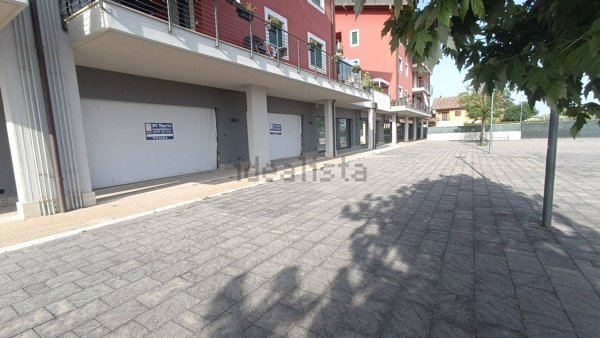 locale commerciale in vendita ad Alatri in zona Tecchiena