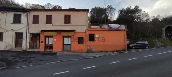 locale commerciale in vendita ad Alatri
