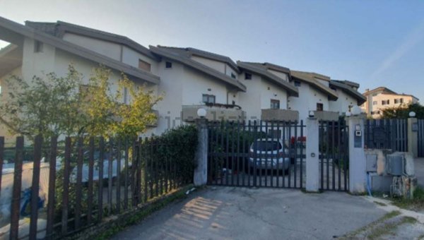 casa indipendente in vendita ad Alatri