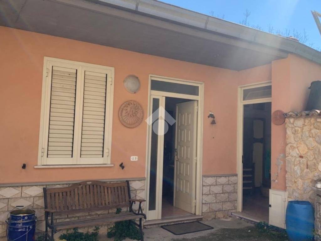casa semindipendente in vendita ad Alatri in zona Tecchiena