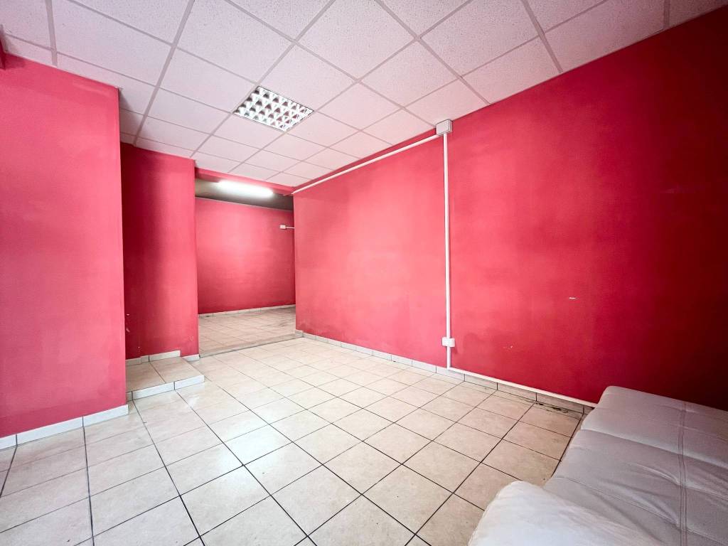 negozio in vendita ad Alatri in zona Basciano