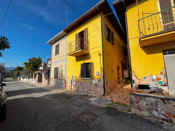 casa indipendente in vendita ad Alatri in zona Tecchiena