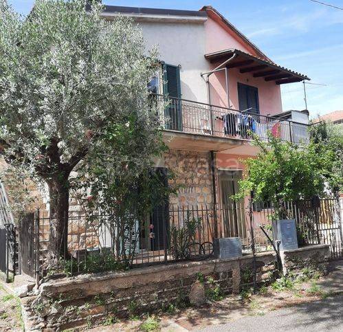 casa indipendente in vendita ad Alatri in zona Tecchiena