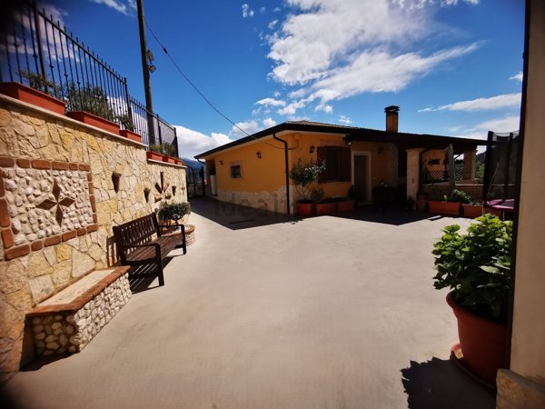 casa indipendente in vendita ad Alatri